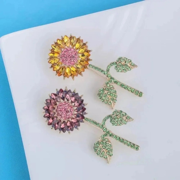 VQ Sunflower Brooch - Picture 3 of 6